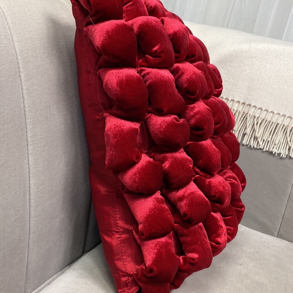 Red velvet cushion - Picture 4 of 7